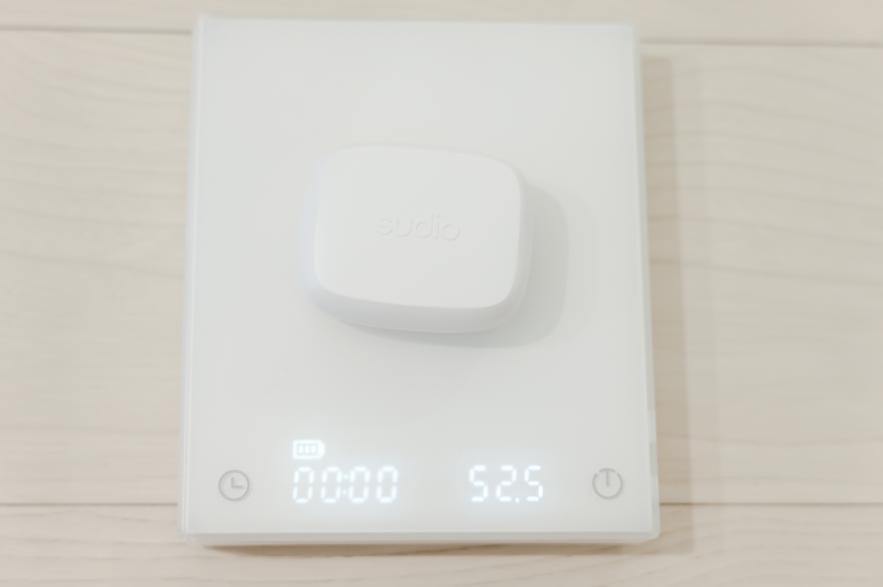 Sudio B3 レビュー/北欧デザインでスタイリッシュなイヤーカフ型ワイヤレスイヤホン。軽い付け心地でながら聴きに最適 18 充電ケース込みの総重量は52.5g