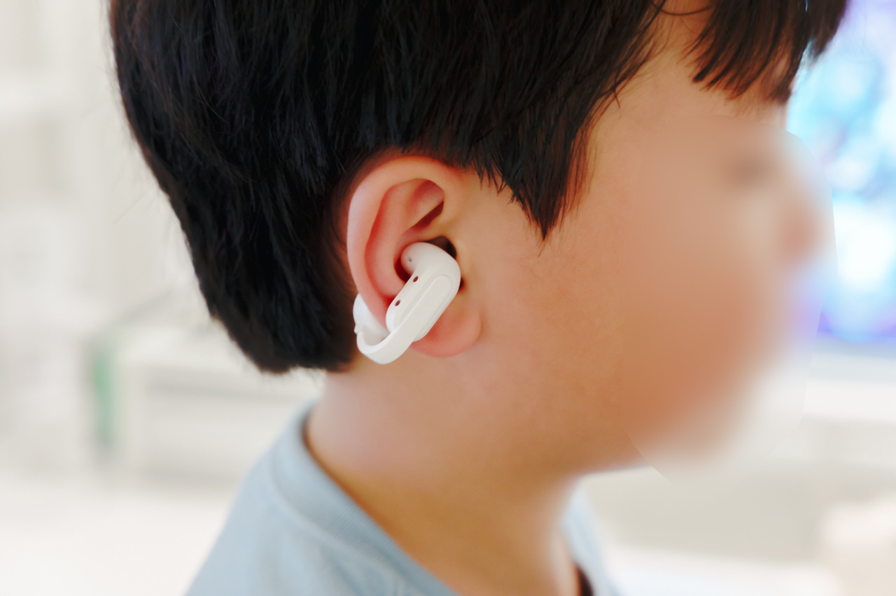 Sudio B3 レビュー/北欧デザインでスタイリッシュなイヤーカフ型ワイヤレスイヤホン。軽い付け心地でながら聴きに最適 20 Sudio B3を装着した様子