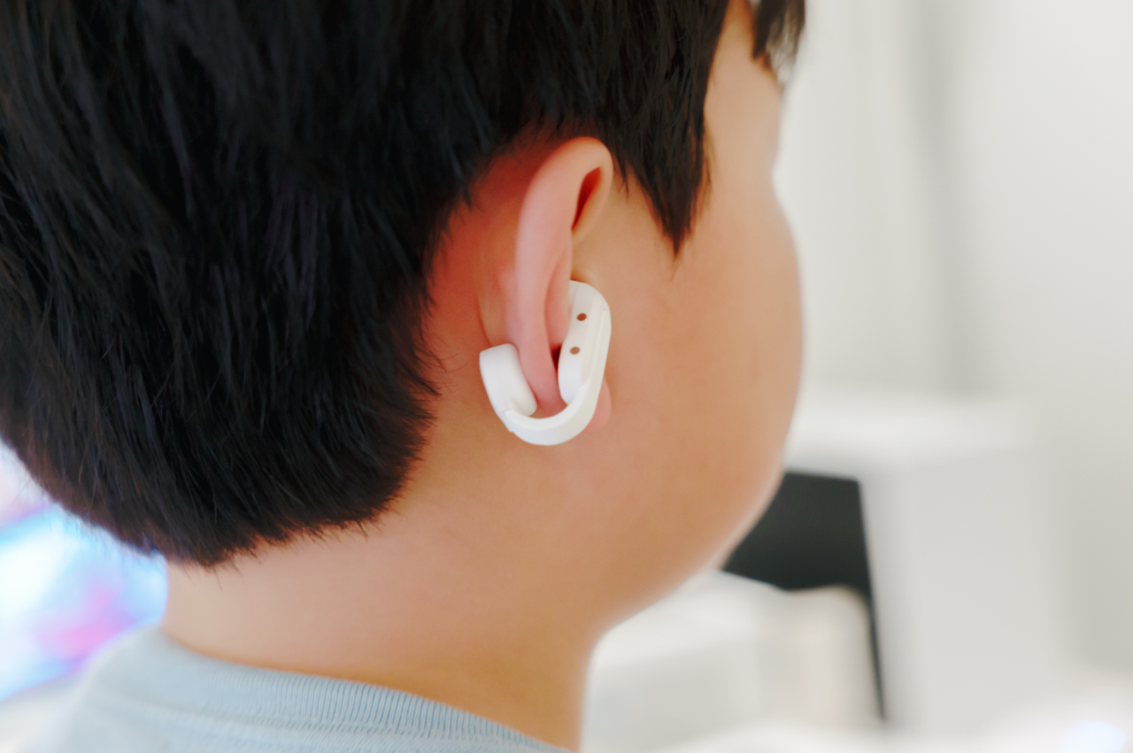 Sudio B3 レビュー/北欧デザインでスタイリッシュなイヤーカフ型ワイヤレスイヤホン。軽い付け心地でながら聴きに最適 21 後方から見た様子