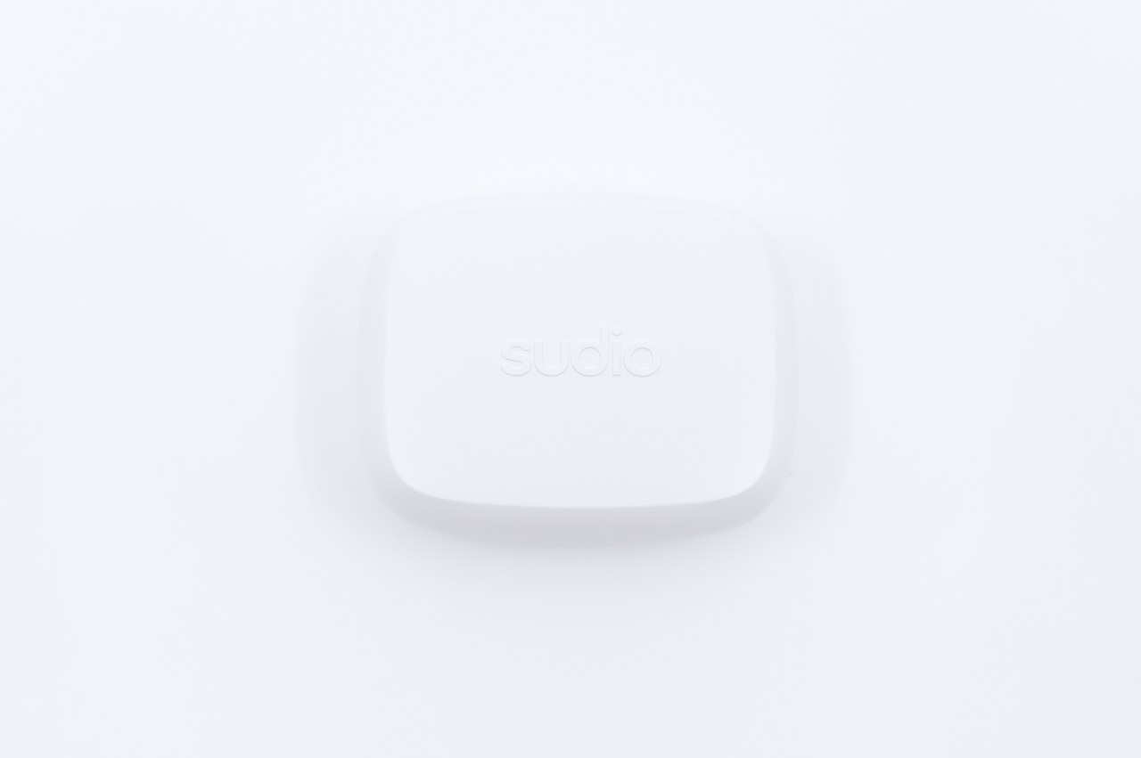 Sudio B3 レビュー/北欧デザインでスタイリッシュなイヤーカフ型ワイヤレスイヤホン。軽い付け心地でながら聴きに最適 8 充電ケース本体