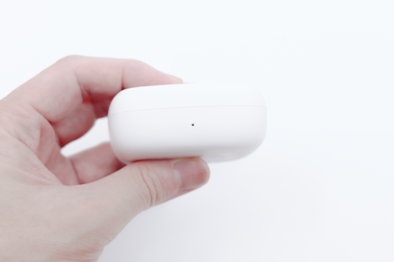 Sudio B3 レビュー/北欧デザインでスタイリッシュなイヤーカフ型ワイヤレスイヤホン。軽い付け心地でながら聴きに最適 10 充電ケース表面