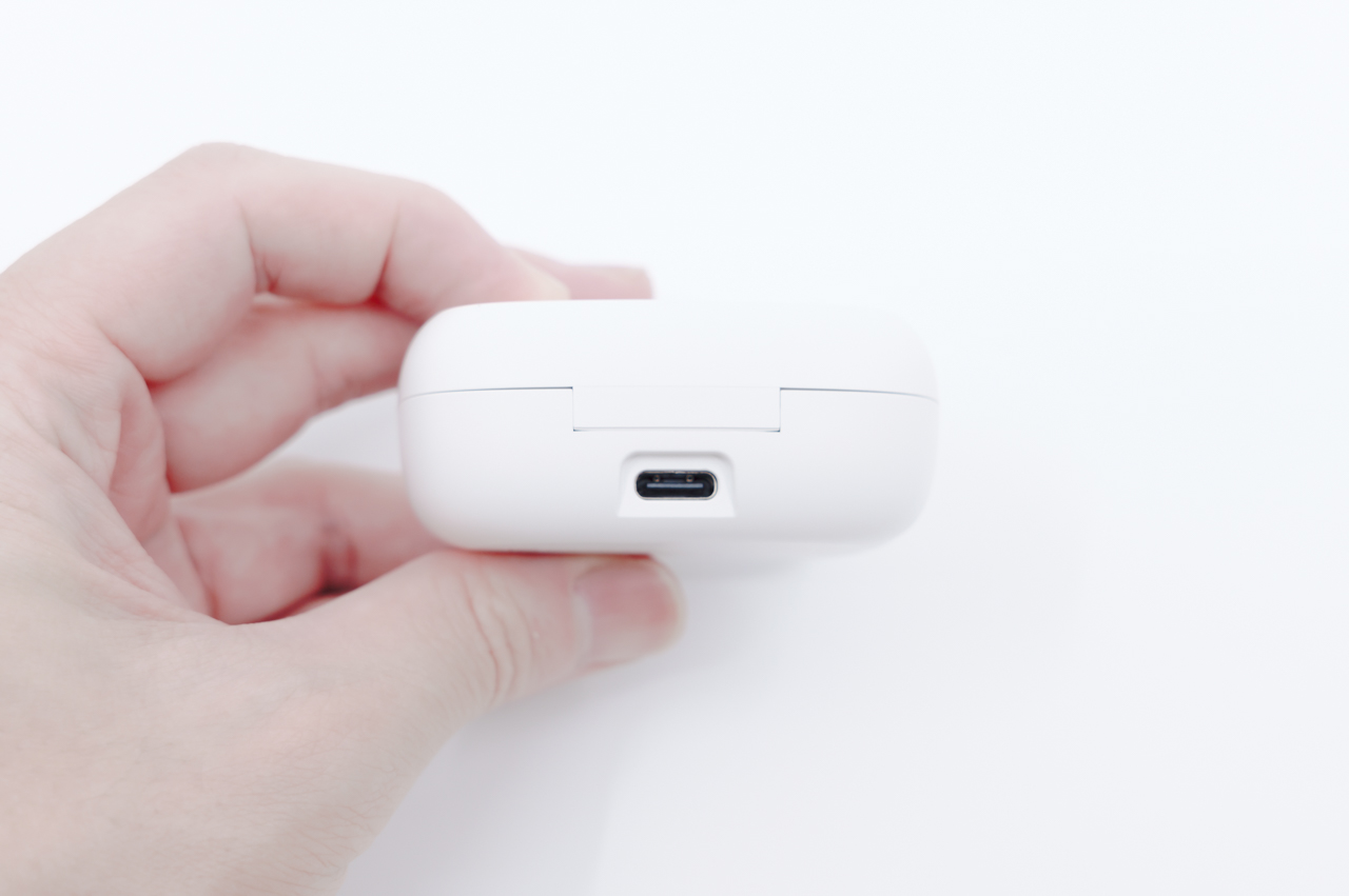 Sudio B3 レビュー/北欧デザインでスタイリッシュなイヤーカフ型ワイヤレスイヤホン。軽い付け心地でながら聴きに最適 11 充電ケース背面