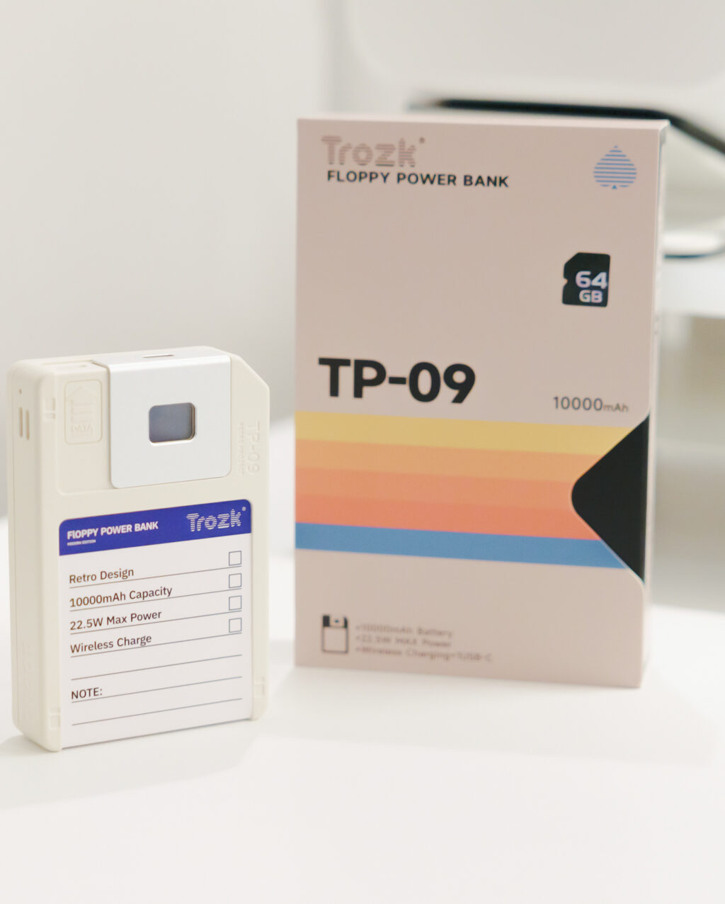 【7sGood】Trozk FLOPPY POWER BANK レビュー／レトロデザインがエモすぎるモバイルバッテリー。MagSafe対応、64GBのストレージ内蔵、液晶付きと性能も凄い