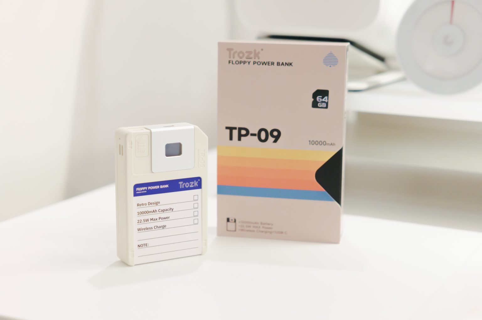 【7sGood】Trozk FLOPPY POWER BANK レビュー／レトロデザインがエモすぎるモバイルバッテリー。MagSafe対応、64GBのストレージ内蔵、液晶付きと性能も凄い