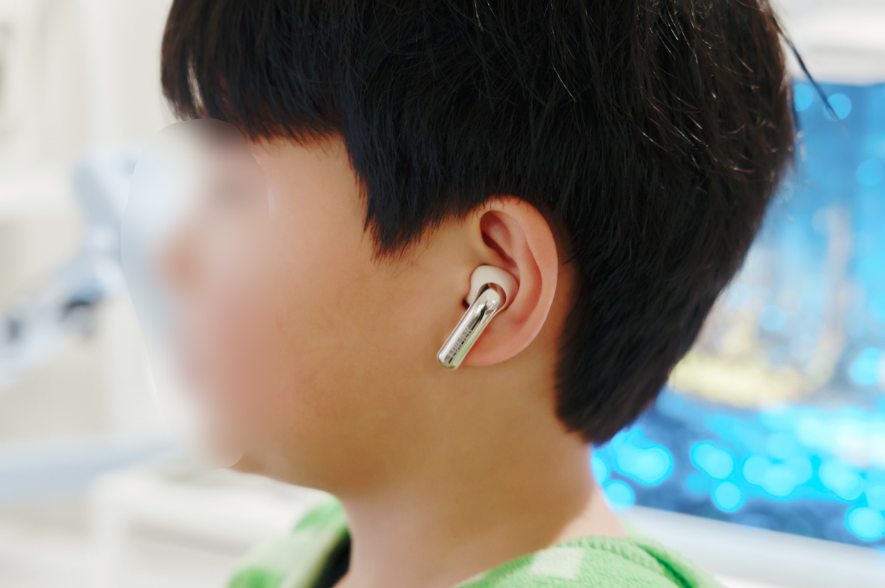 EDIFIER EvoBudsを装着した様子