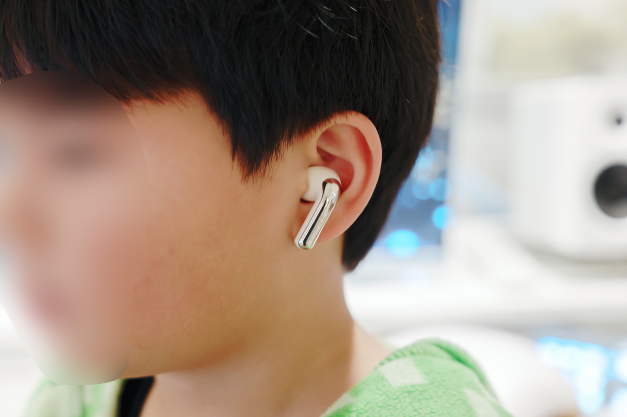 EDIFIER EvoBudsを装着した様子