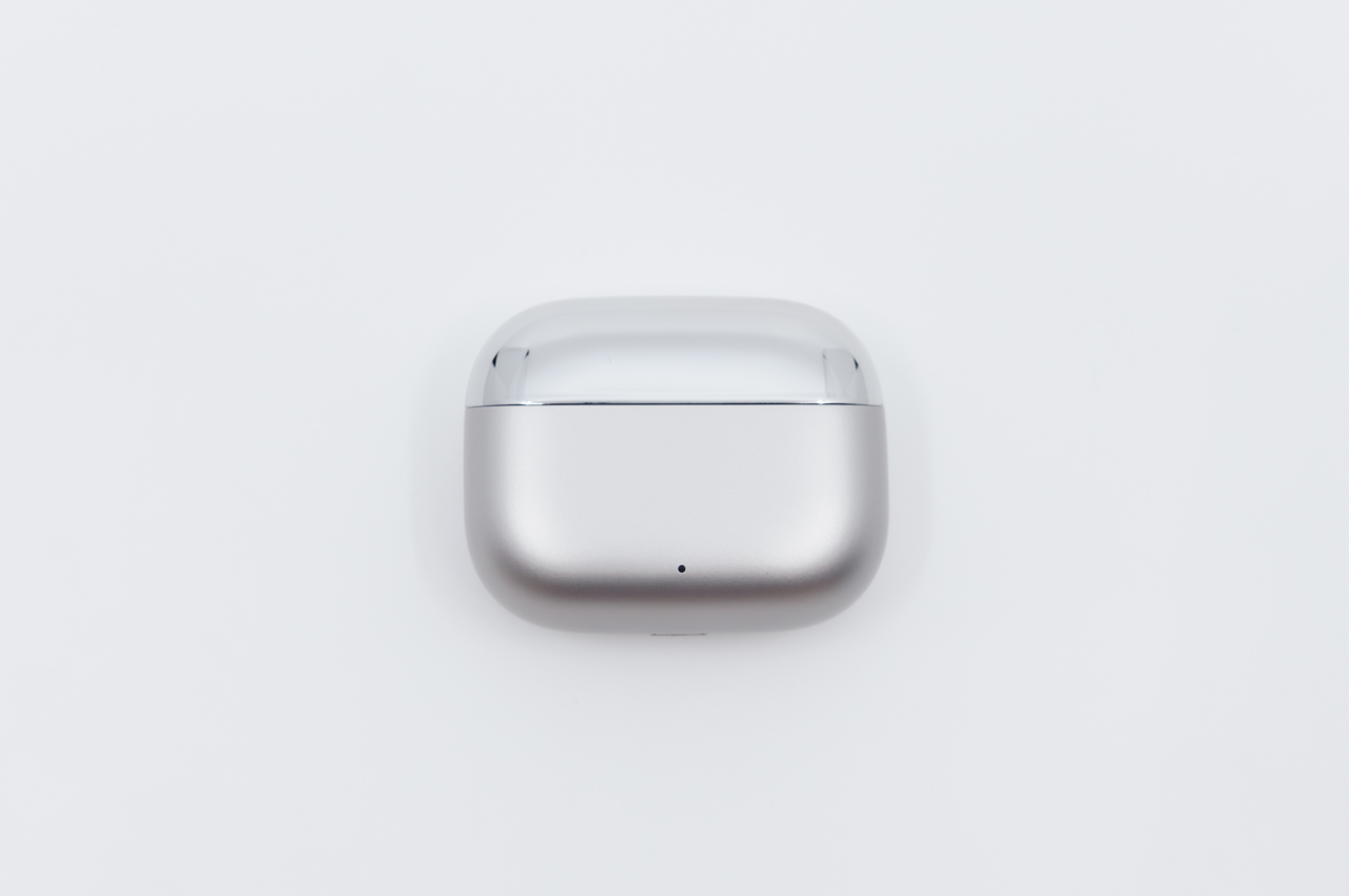 EDIFIER EvoBuds Pro レビュー/AI音声翻訳を搭載した完全ワイヤレスイヤホン。デザインも音質も高水準 14 充電ケース表面