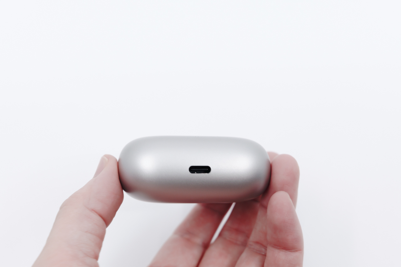 EDIFIER EvoBuds Pro レビュー/AI音声翻訳を搭載した完全ワイヤレスイヤホン。デザインも音質も高水準 17 充電ケース底面のUSBポート