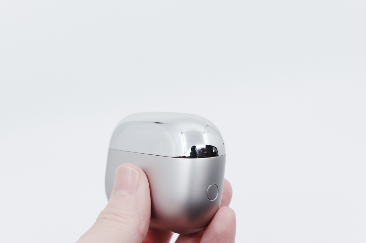 EDIFIER EvoBuds Pro レビュー/AI音声翻訳を搭載した完全ワイヤレスイヤホン。デザインも音質も高水準 16 充電ケースは蓋部分が光沢ある鏡面仕上げになっている