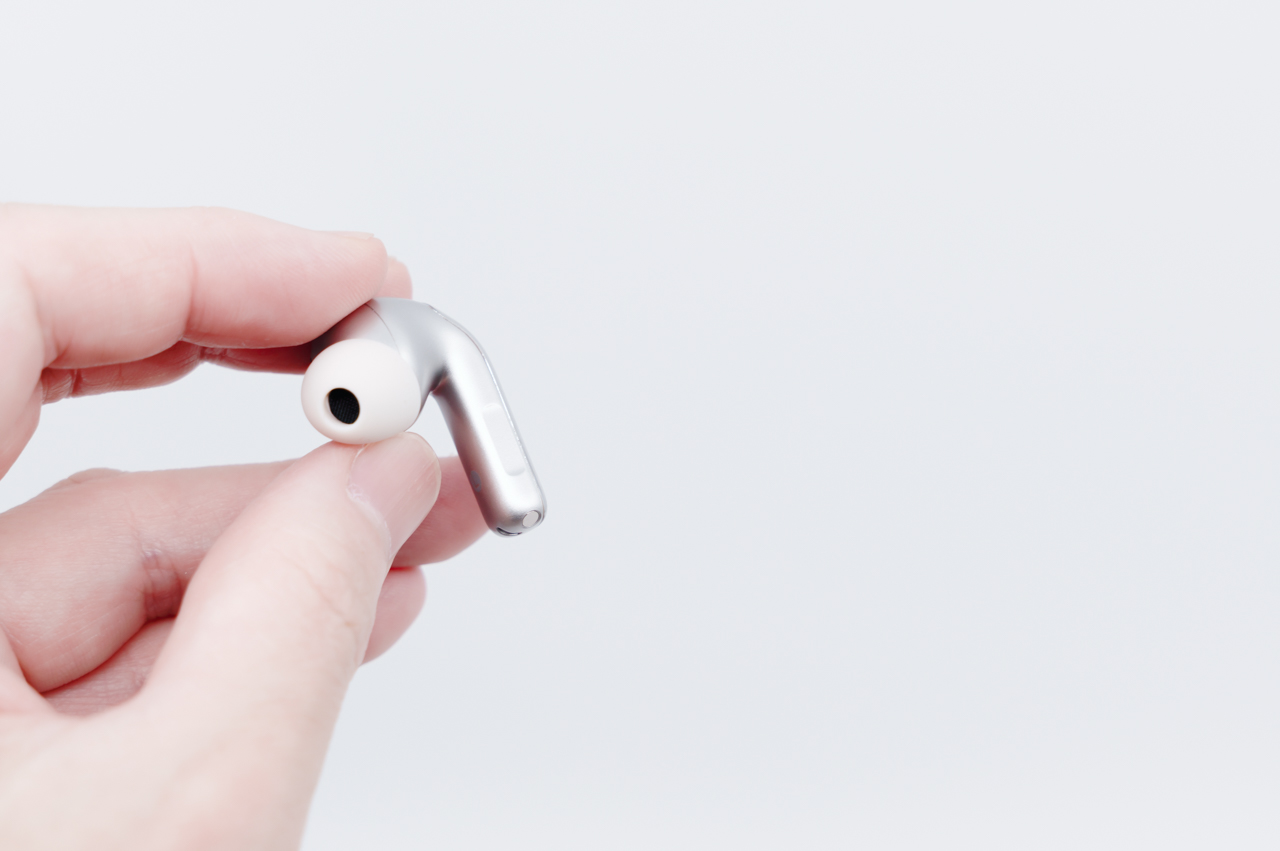 EDIFIER EvoBuds Pro レビュー/AI音声翻訳を搭載した完全ワイヤレスイヤホン。デザインも音質も高水準 23 イヤホンのステム部分がタッチセンサーになっている