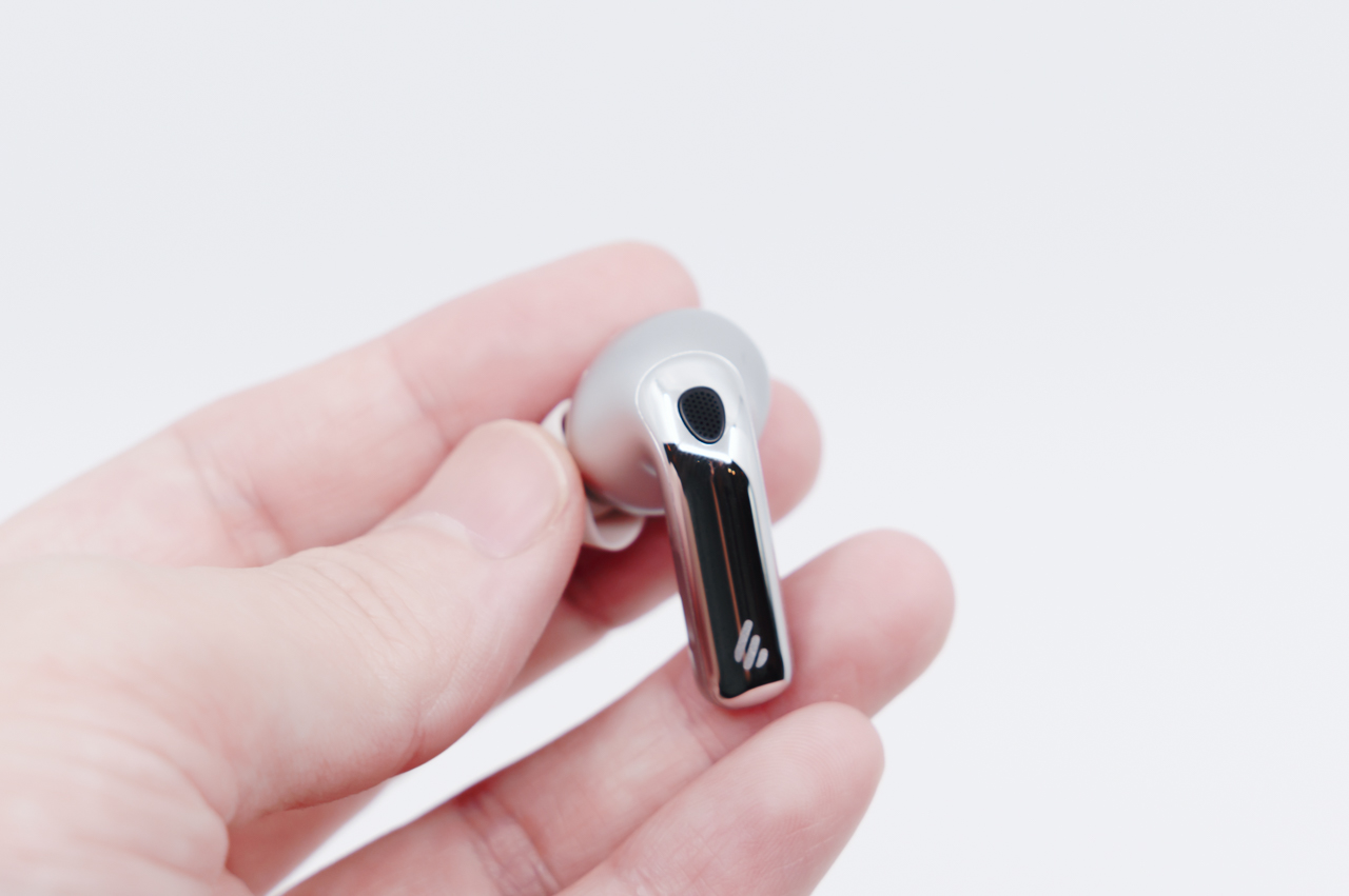 EDIFIER EvoBuds Pro レビュー/AI音声翻訳を搭載した完全ワイヤレスイヤホン。デザインも音質も高水準 22 イヤホン表面も鏡面仕上げされている