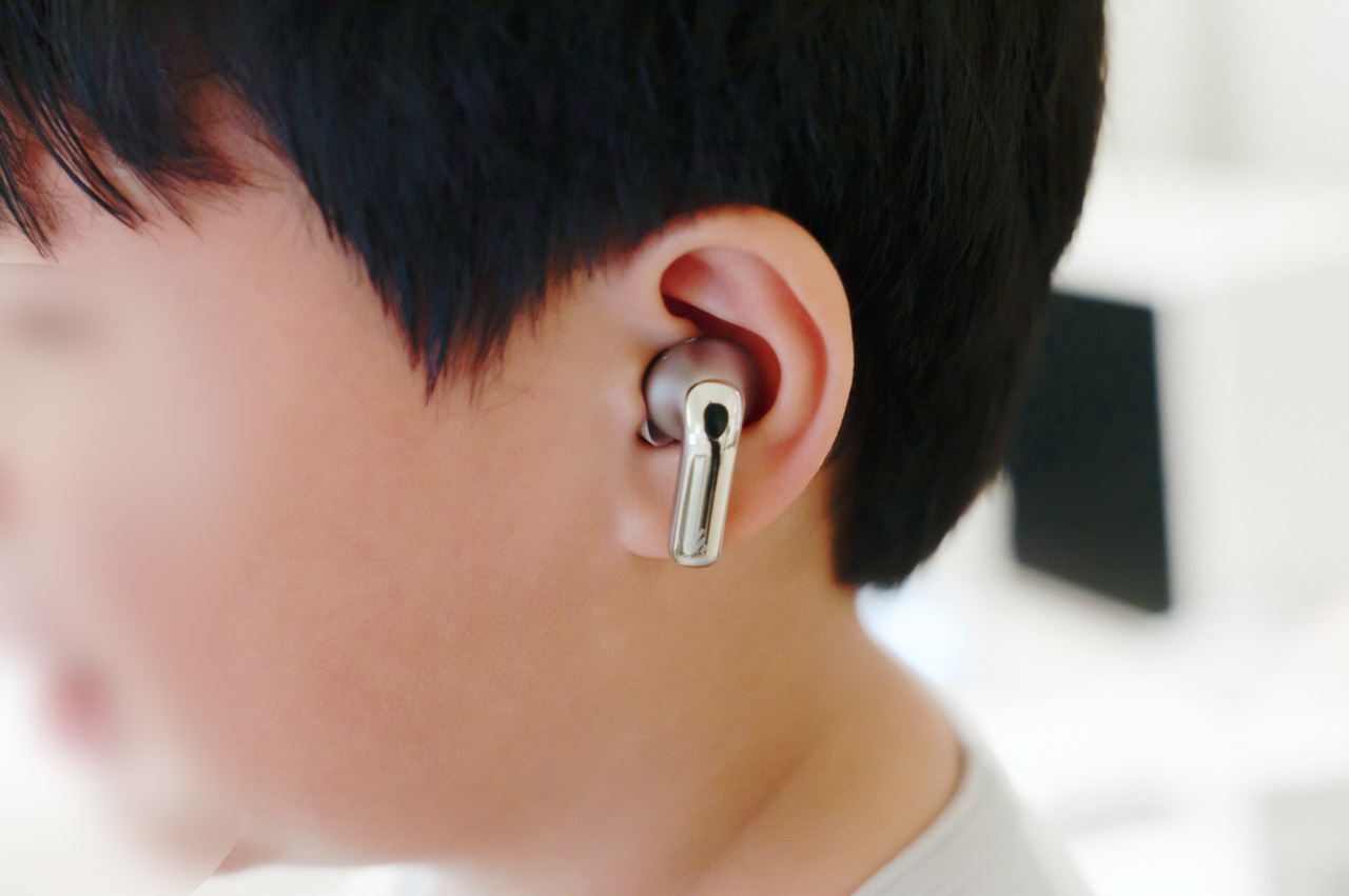 EDIFIER EvoBuds Pro レビュー/AI音声翻訳を搭載した完全ワイヤレスイヤホン。デザインも音質も高水準 26 EvoBuds Proを装着した様子