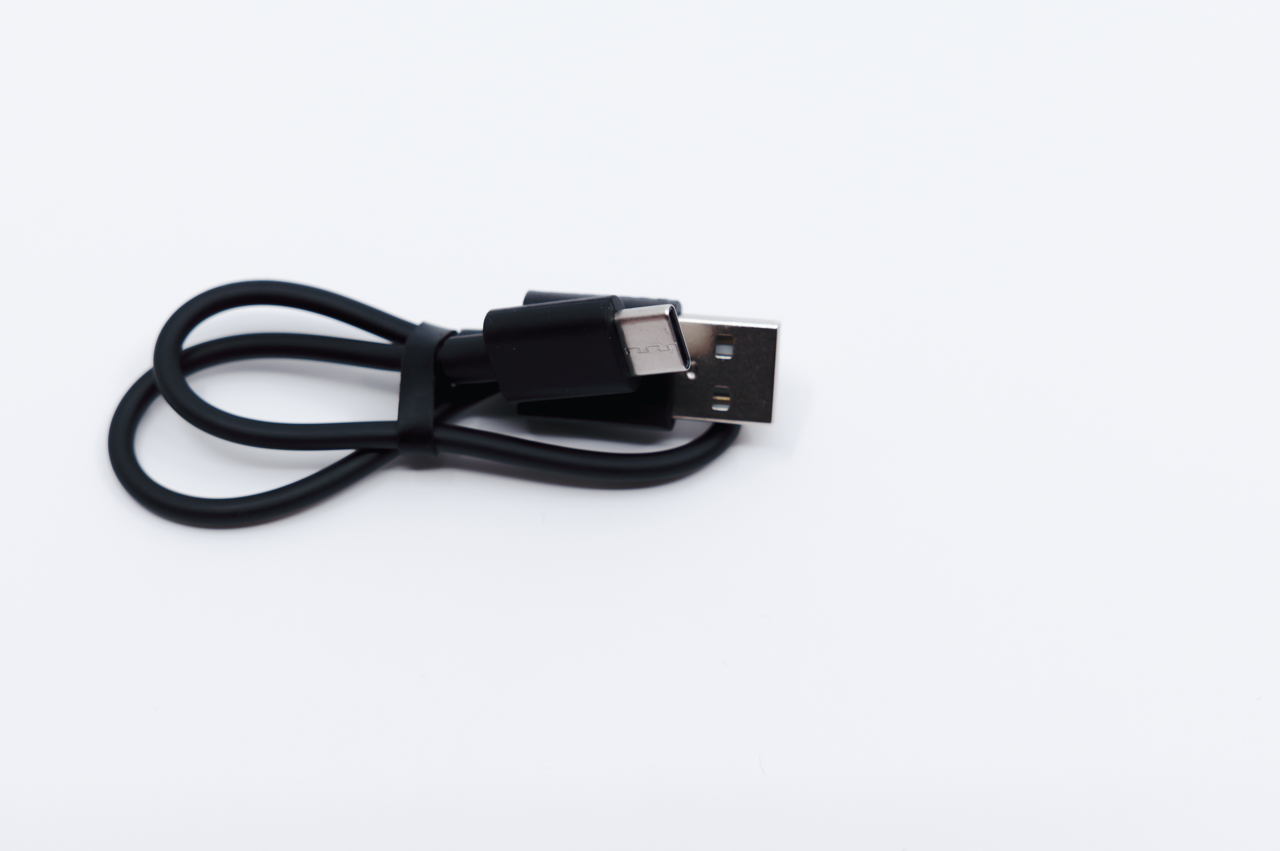 EDIFIER EvoBuds Pro レビュー/AI音声翻訳を搭載した完全ワイヤレスイヤホン。デザインも音質も高水準 10 付属するUSBケーブル