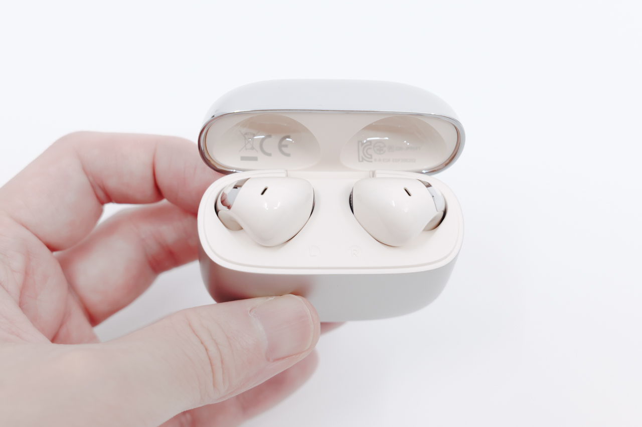 充電ケースの蓋を開けた様子