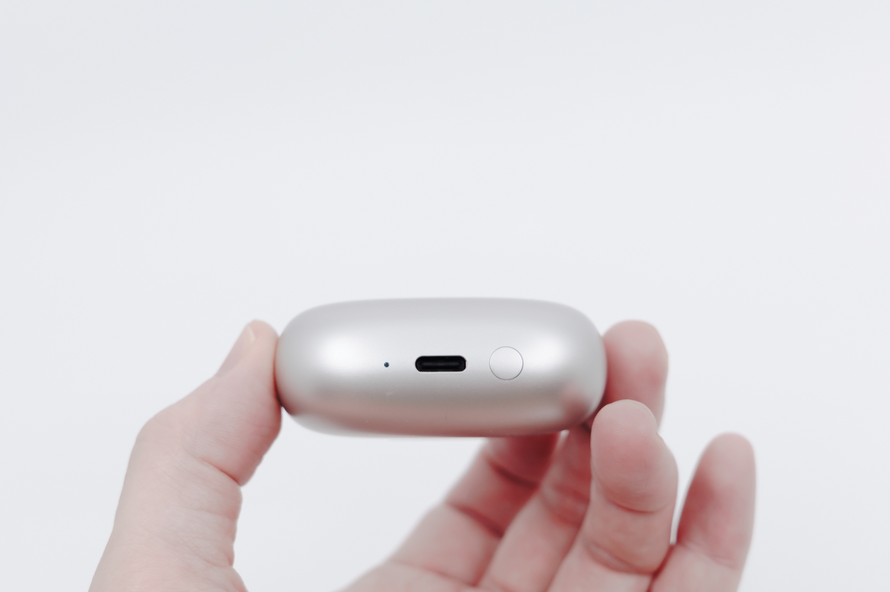 ケース底面にはUSBポートとペアリング用ボタン