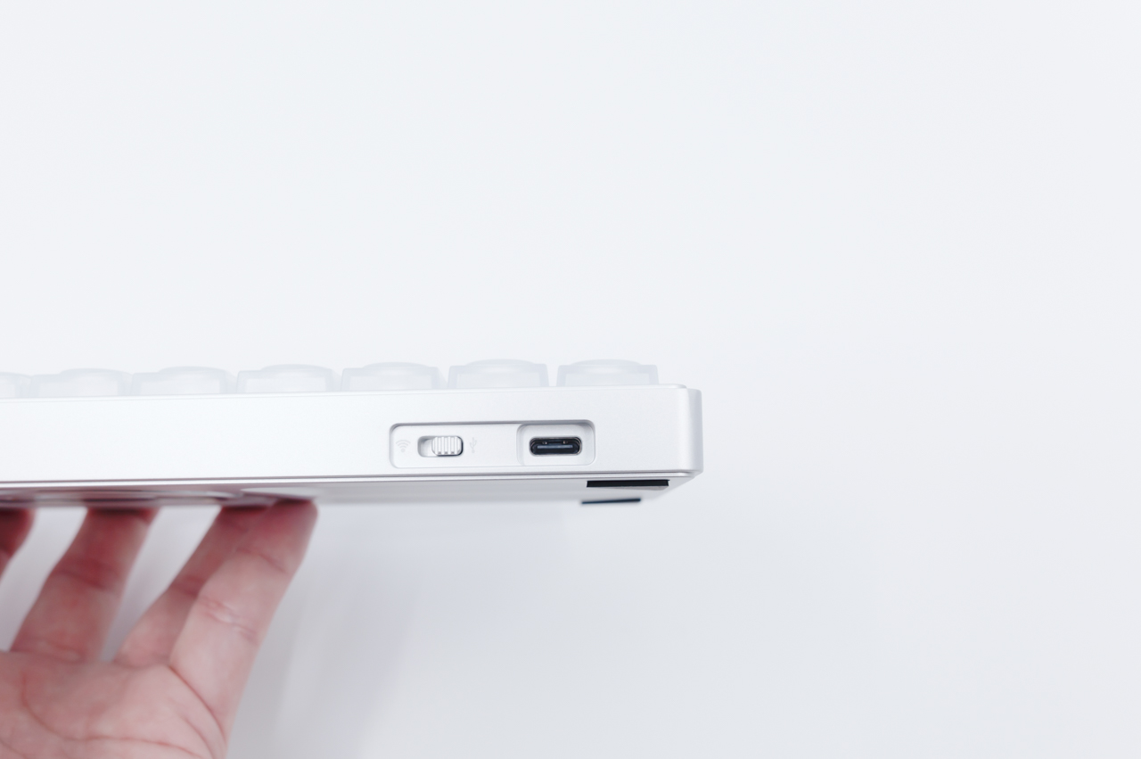 USBポートと接続切り替えスイッチ