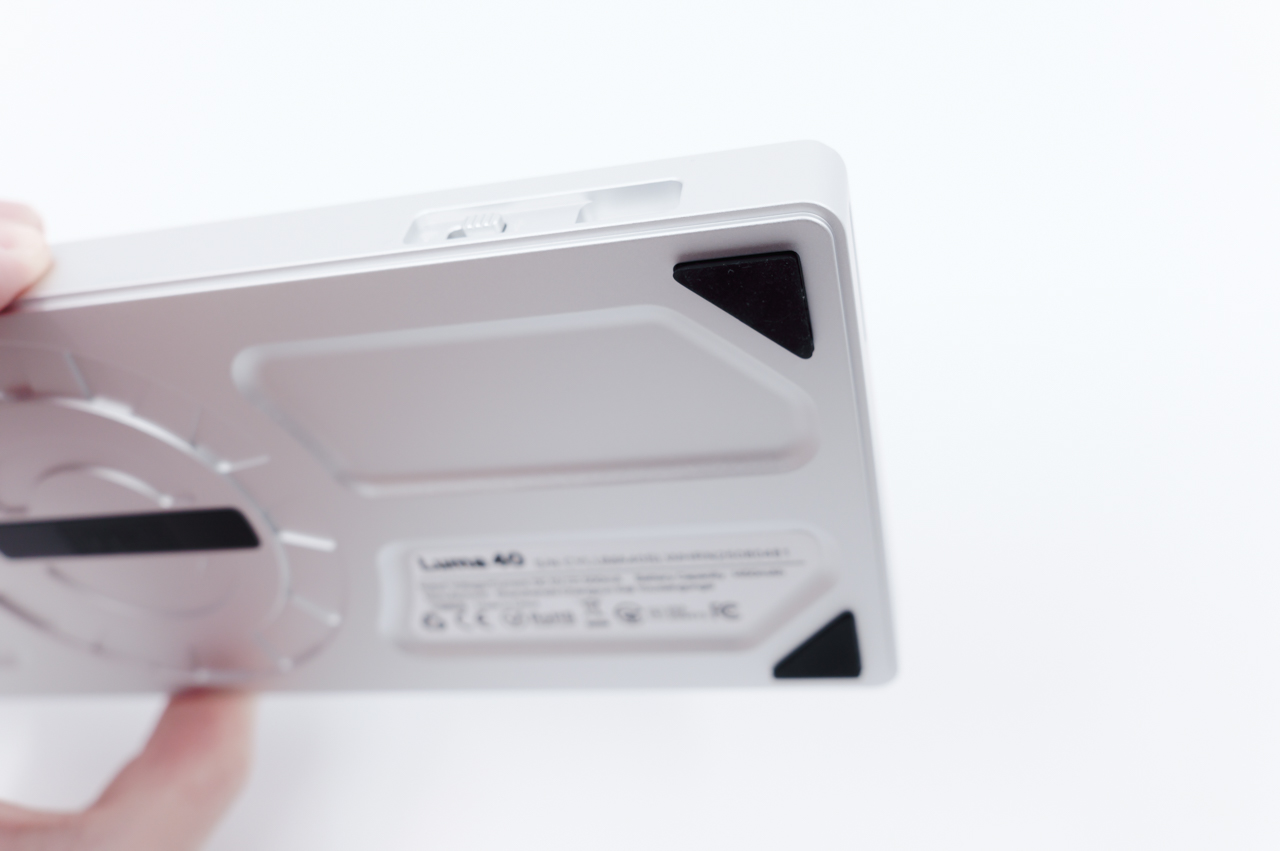 四隅には滑り止め用のゴムが貼られている