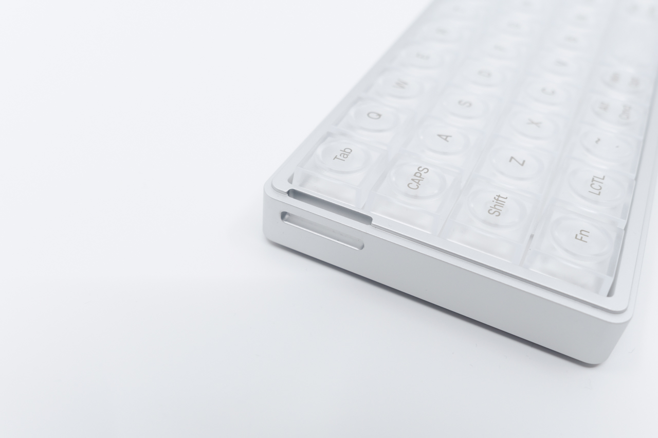 ストラップを通すための穴