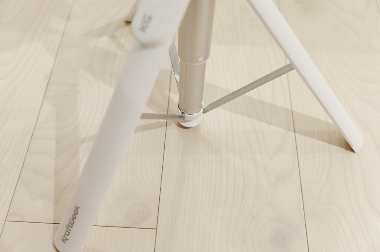 KraftGeek JustTap Magnetic Phone Tripod レビュー/MagSafe対応のスマホ向け三脚。スマホで写真・動画撮影するならぜひ導入したい 21 底面を床に押し付けると自動的に展開する