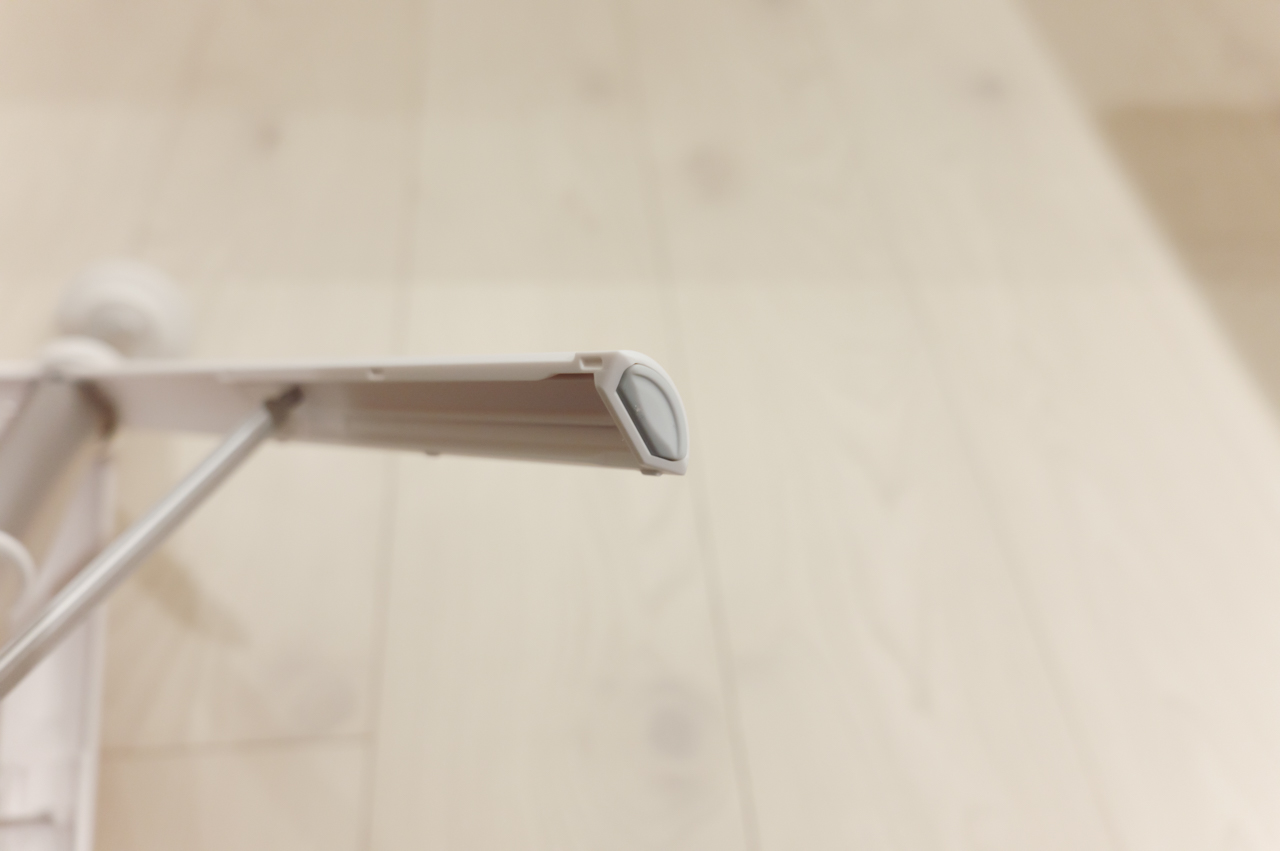 KraftGeek JustTap Magnetic Phone Tripod レビュー/MagSafe対応のスマホ向け三脚。スマホで写真・動画撮影するならぜひ導入したい 23 三脚の底面には滑り止め用のゴムが付いている