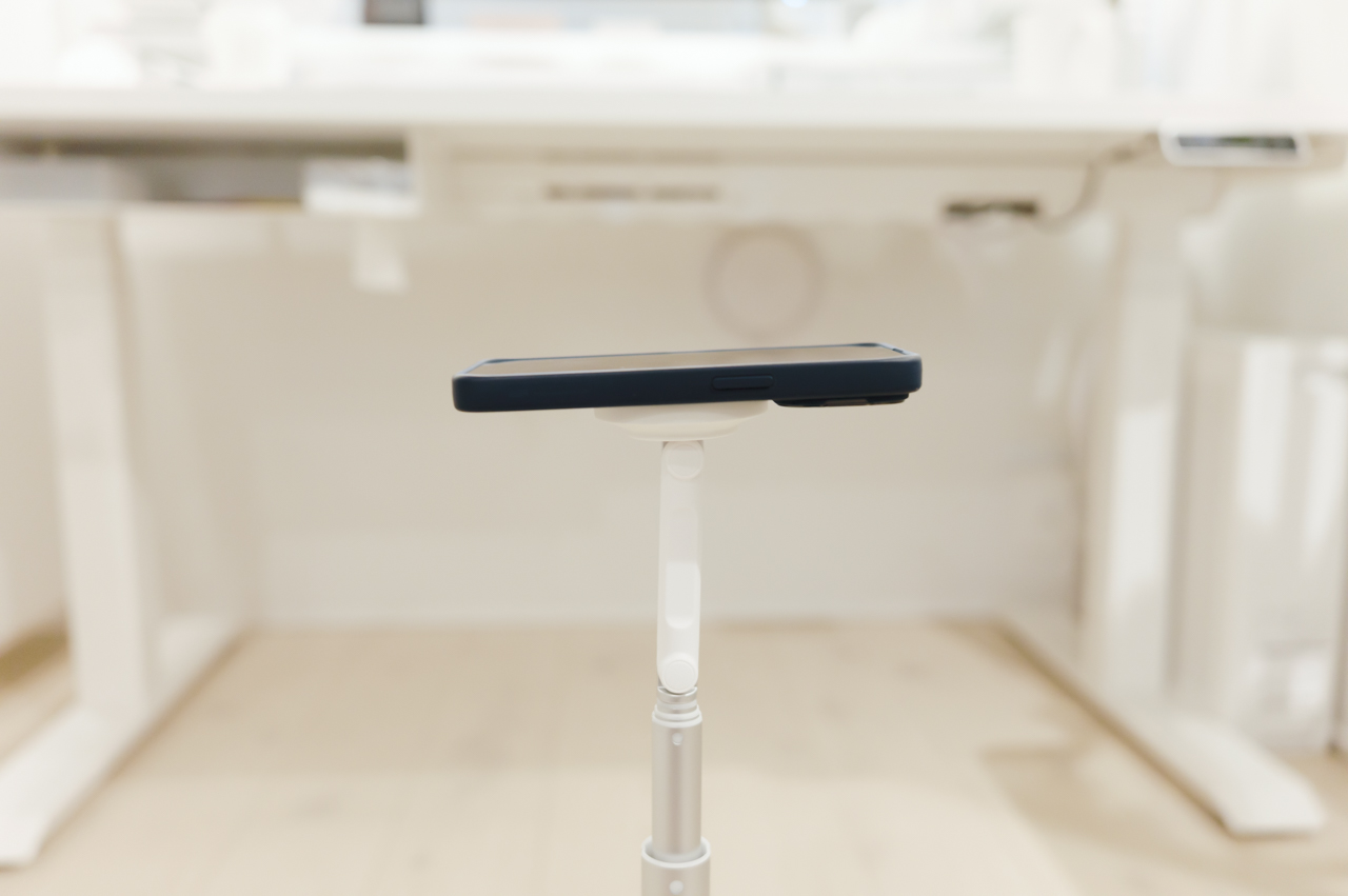 KraftGeek JustTap Magnetic Phone Tripod レビュー/MagSafe対応のスマホ向け三脚。スマホで写真・動画撮影するならぜひ導入したい 27 先端部分はフレキシブルに角度が変えられる