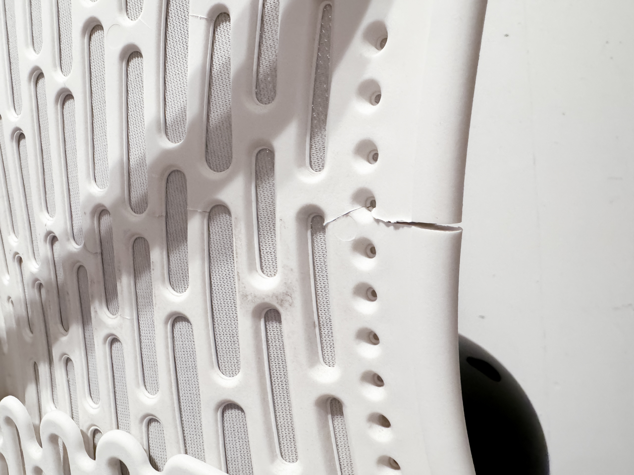 大きくヒビ割れている…