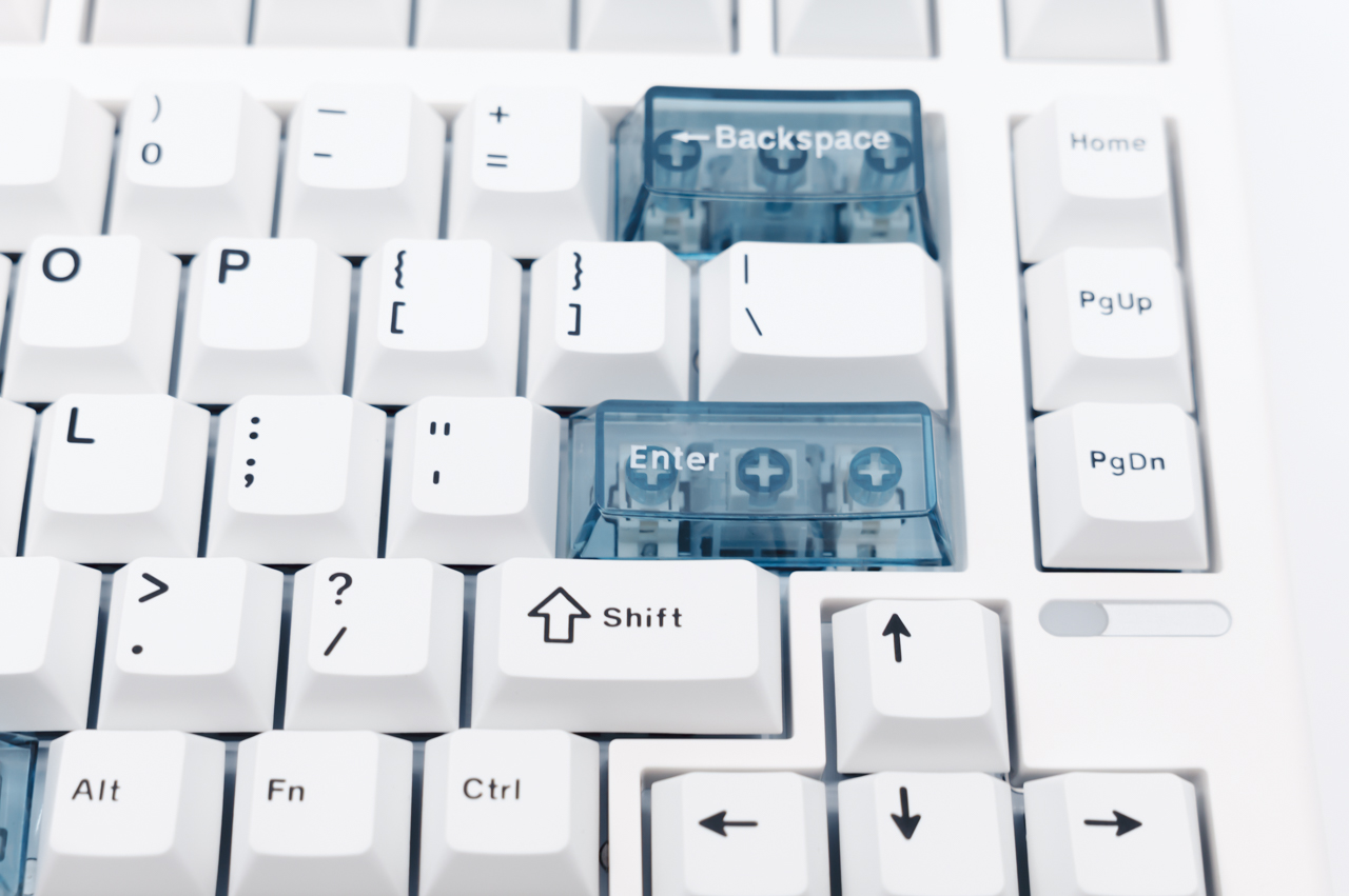 特徴的な青いクリアキーキャップ