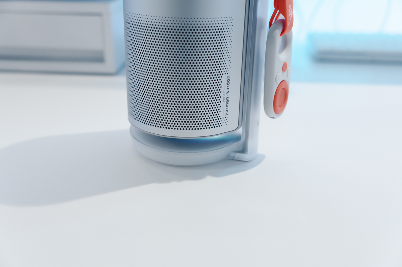 本体をスライドさせることで起動