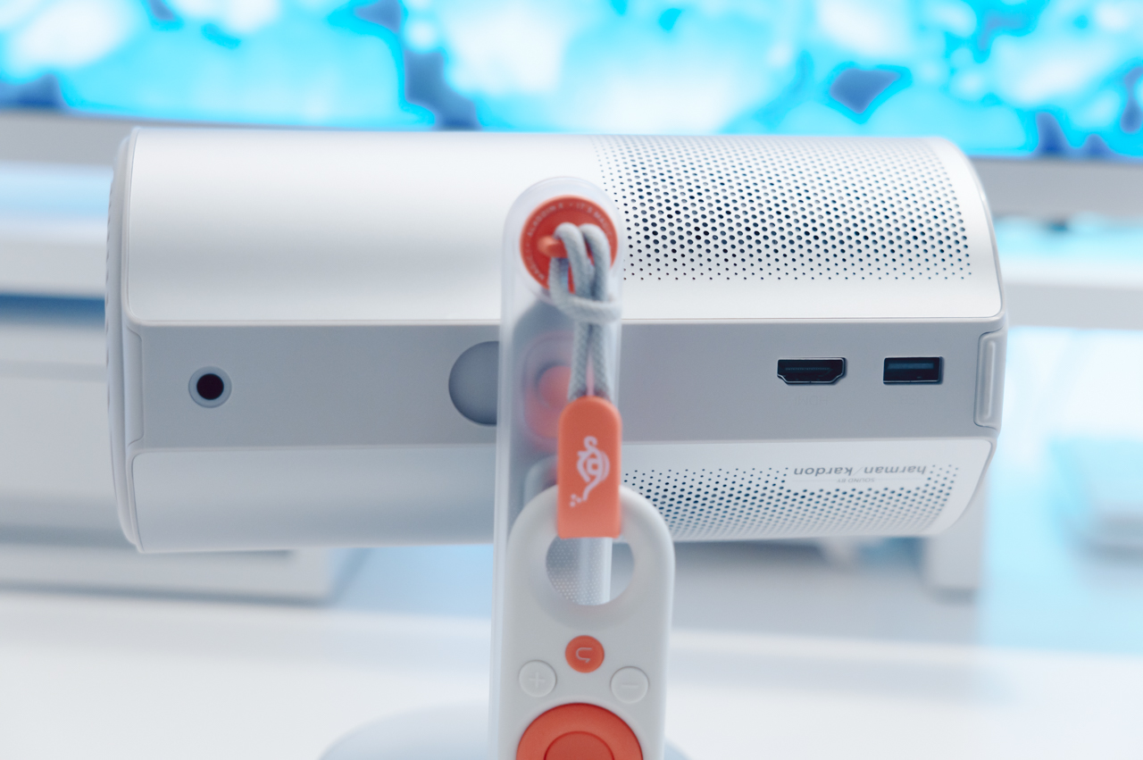 HDMIとUSBポートがある