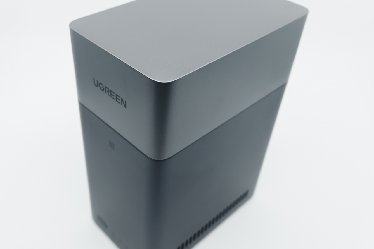 マグネット式の蓋を外す