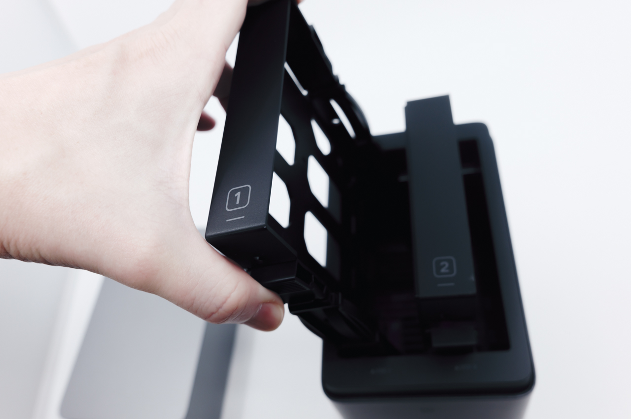 ロック部分をつまみながら軽く引っ張れば取り外しできる