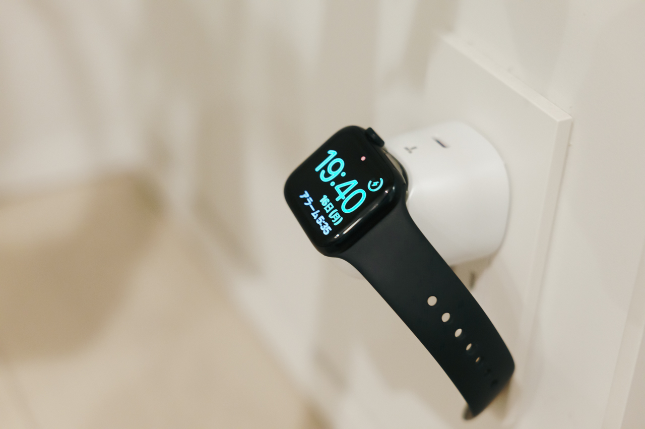 45°傾斜の充電パットで充電中も見やすい