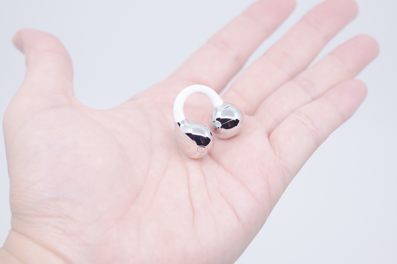 イヤホン本体は非常にコンパクト