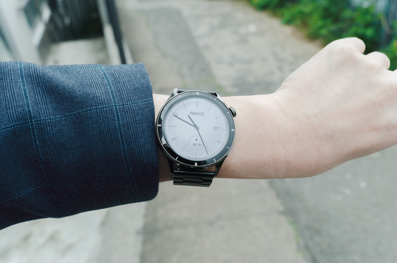 スマートウォッチらしからぬクラシカルで高級感あるデザインが美しい