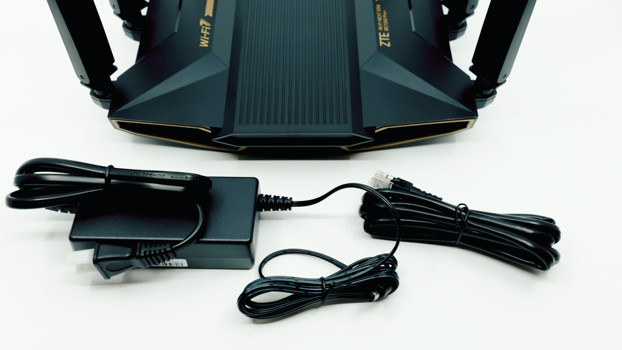 ZTE Inazuma BE7200 Pro＋のパッケージ内容