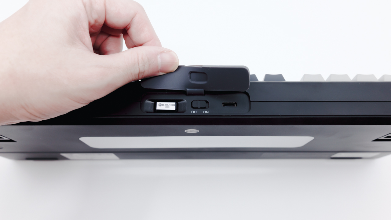 蓋を開けるとUSBポートなどが見える