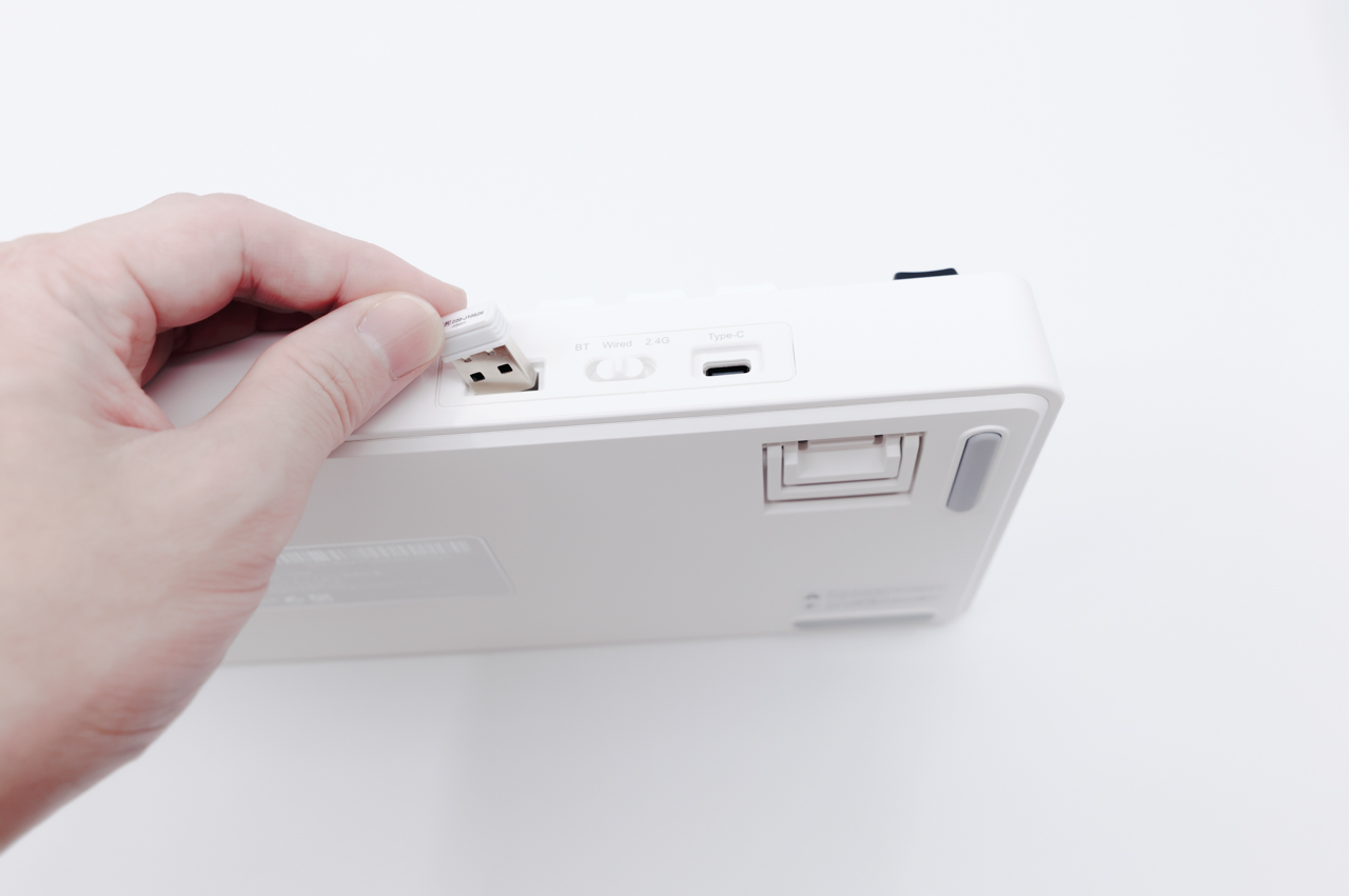 USBレシーバーはマグネットになっている