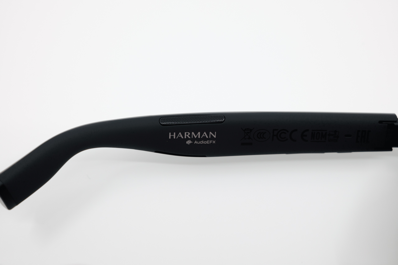 HARMAN製のスピーカーを内蔵