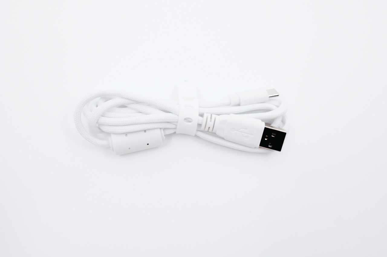 付属のUSBケーブル