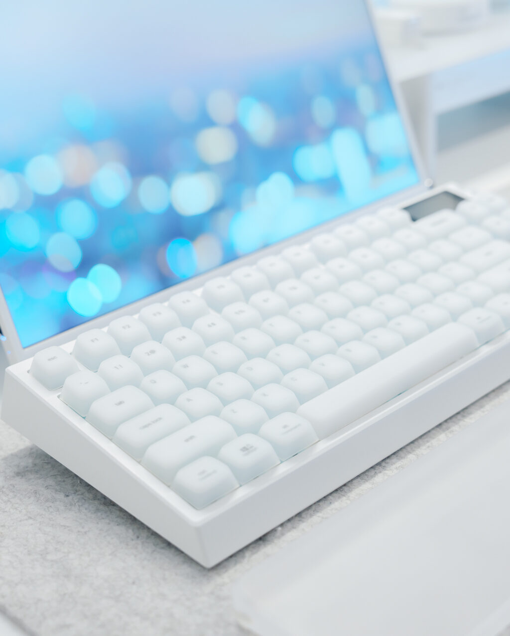 EPOMAKER G84 Proレビュー／シリコンキーキャップが生む唯一無二の打鍵感と美しいライティング