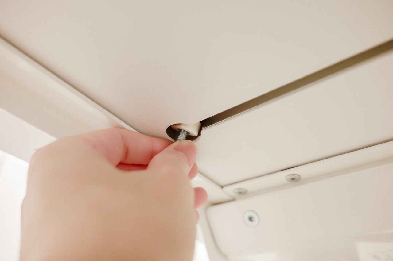レールにネジ取り付け
