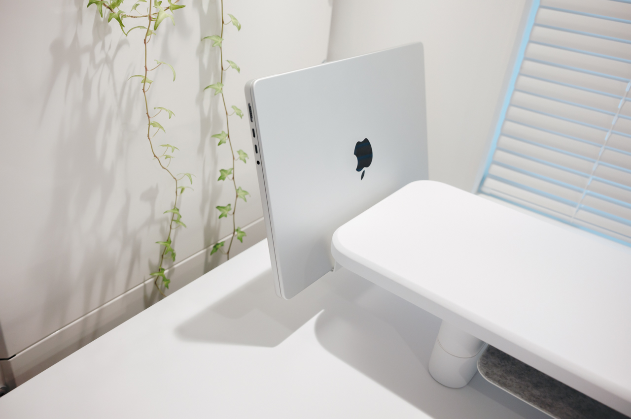 macbook proを立ててみる