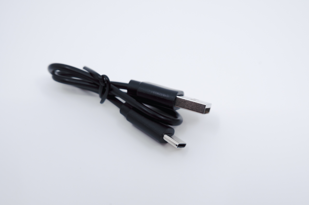 USBケーブルも本体カラーに合わせて黒