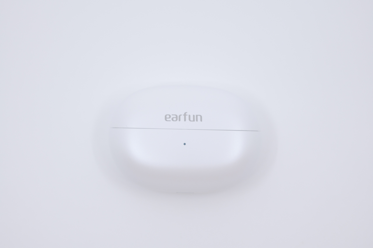 ホワイトの充電ケース