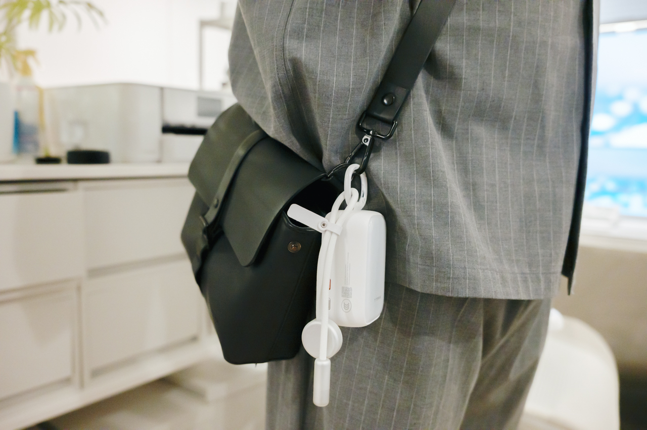 カラビナでいろんな場所に取り付けて持ち運べる
