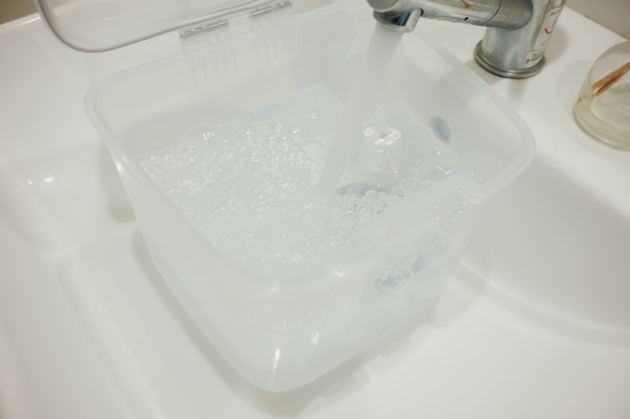 浄水タンクに水を入れる