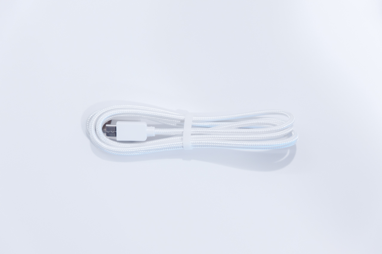 付属のUSBケーブル