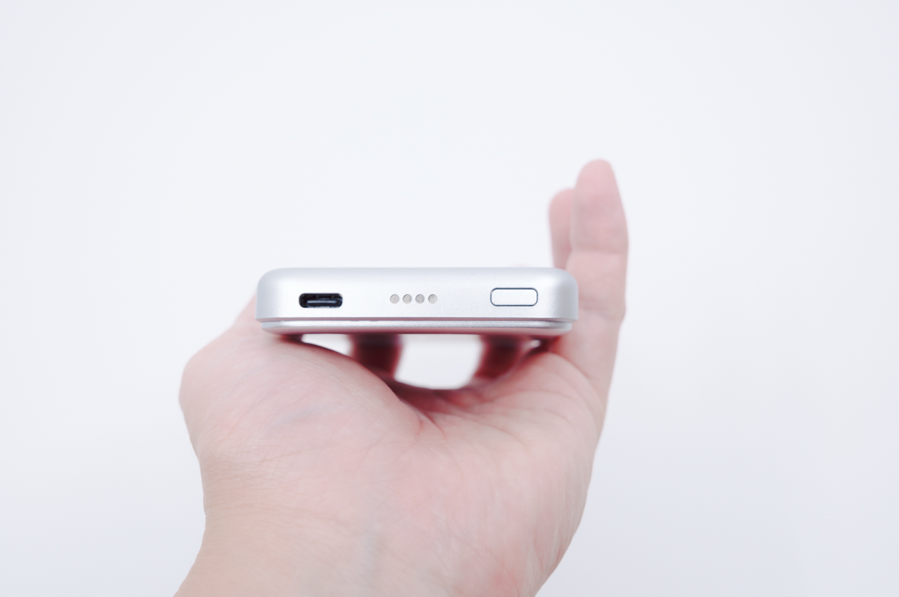 USB-Cポートやボタンが確認できる