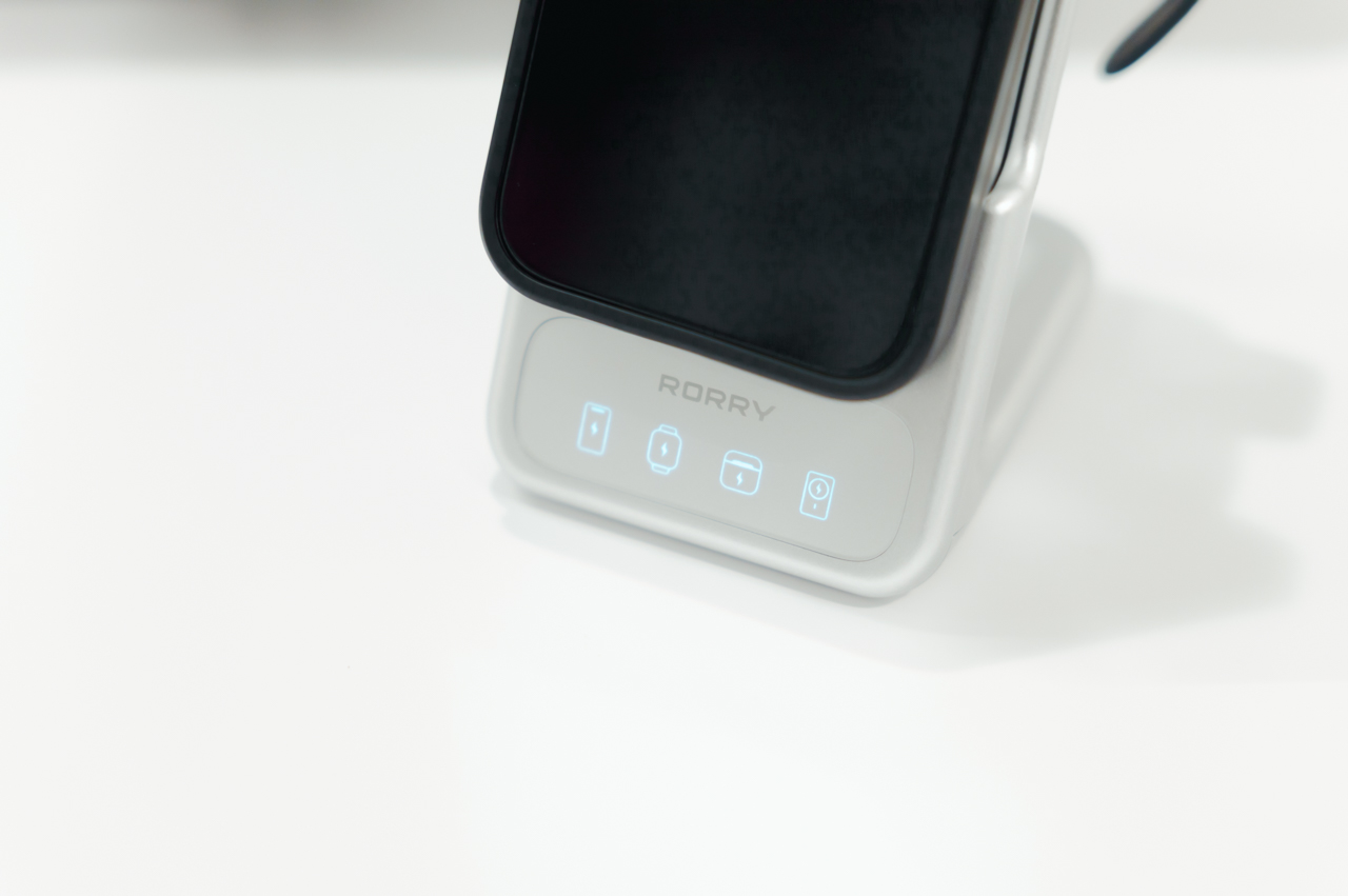 充電中はLEDが光る