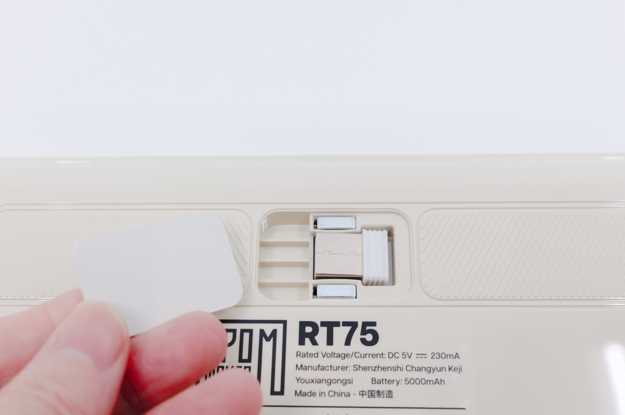 USBレシーバーが収められている